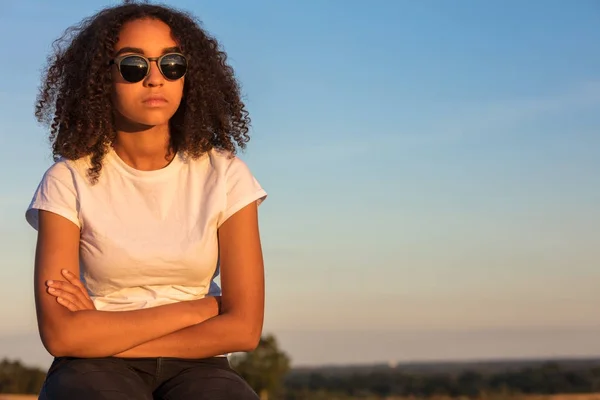 Triste razza mista afroamericana adolescente donna fuori a Sungla — Foto Stock