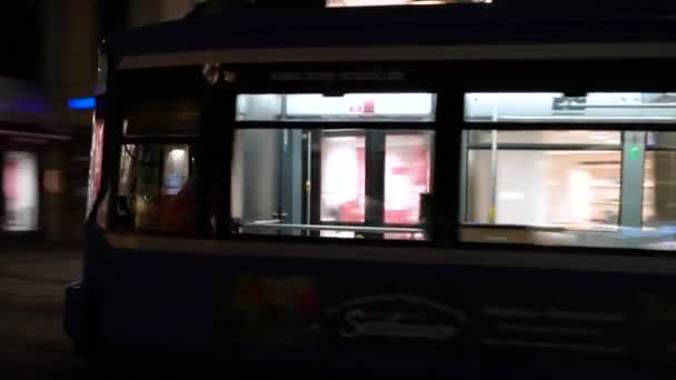 TRAM EN LA NOCHE, MUNICH, ALEMANIA 06 AGOSTO 2017: 4K video clip de tranvía de la ciudad por la noche Maximilianstrasse, Munich, Alemania — Vídeo de stock