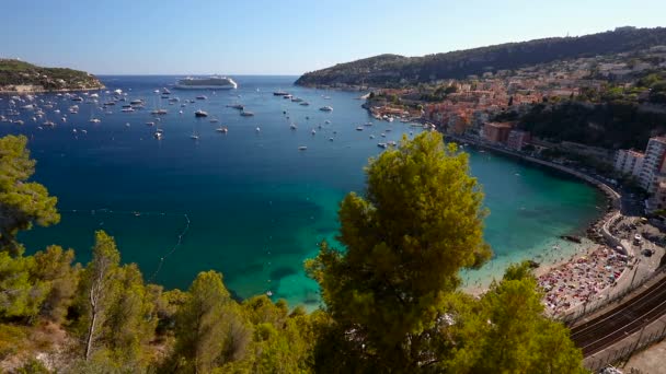 Tekneler ve cruise gemi içinde Bay, Villefranche Sur Mer, Fransız Rivierası'nda Cote d'Azur bölge — Stok video