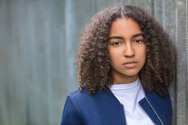 Triste mixta raza afroamericana adolescente chica joven mujer —  Fotos de Stock