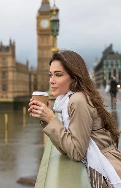 女人喝咖啡在威斯敏斯特桥、 大本钟、 伦敦、 En — 图库照片