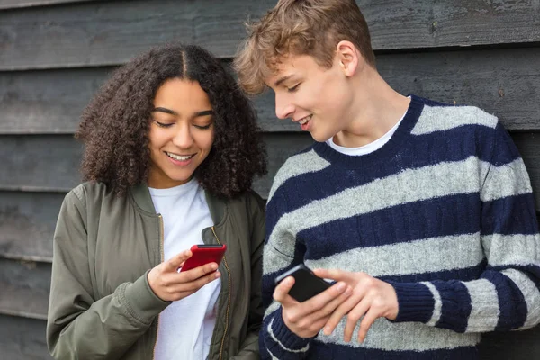 Niño niña macho hembra adolescentes usando teléfono celular — Foto de Stock