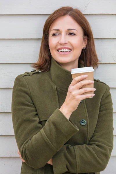 Felice attraente donna di mezza età sorridente bere caffè — Foto Stock