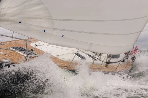 Iate de barco à vela em ondas do mar áspero — Fotografia de Stock