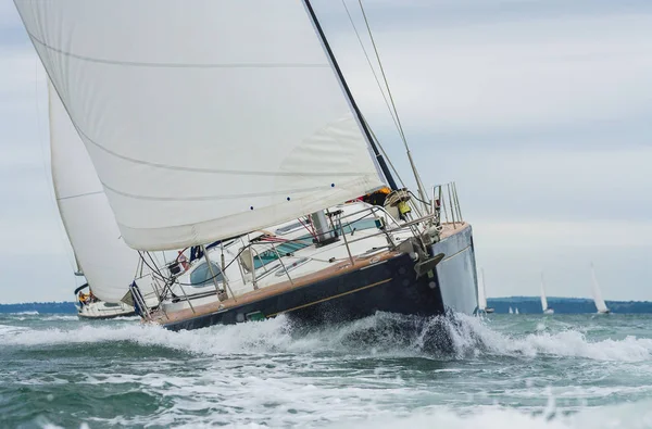 Due barche a vela da regata in mare — Foto Stock