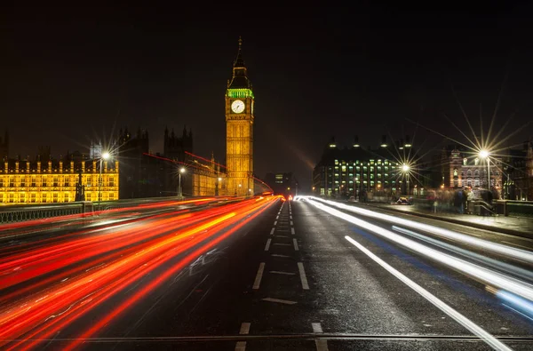 Gece trafik Westminster Köprüsü'nde tarafından Big Ben, London, İngiltere — Stok fotoğraf