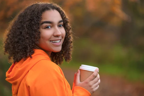 Mieszane rasy nastolatek kobiece kobieta picia kawy w jesieni jesień — Zdjęcie stockowe