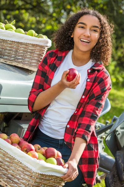 Smíšené rasy ženské Teenager opírající se o traktor jablko — Stock fotografie