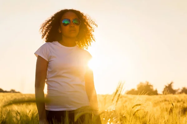 Misto raça afro-americana mulher óculos de sol por do sol — Fotografia de Stock