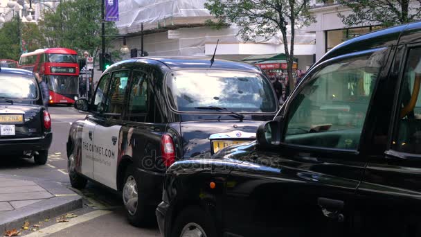 Pendlare Får Taxibilar Och Röd London Buss Oxford Street London — Stockvideo