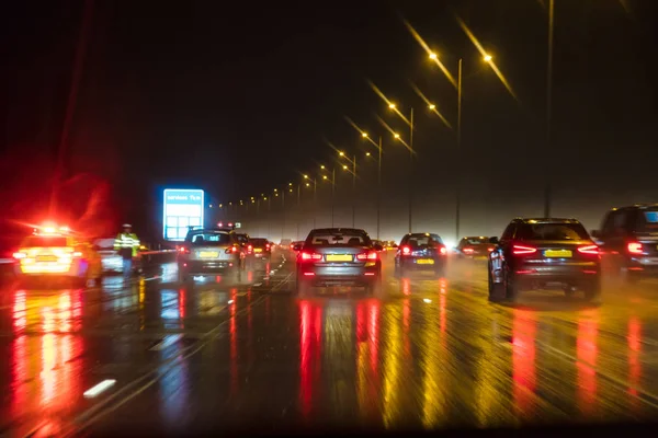 Motion Blur βρετανικό αυτοκινητόδρομο κυκλοφορίας και αστυνομία — Φωτογραφία Αρχείου