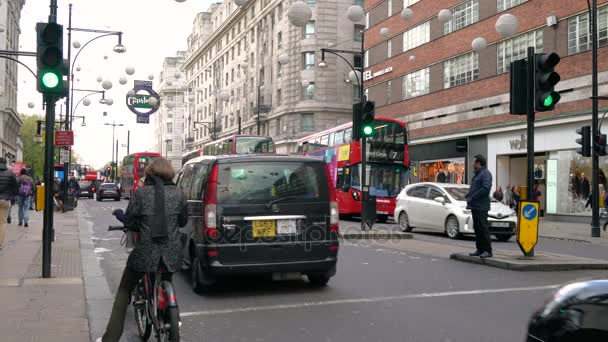 Auta Cyklisty Taxi Red London Bus Oxford Street Londýn Anglie — Stock video