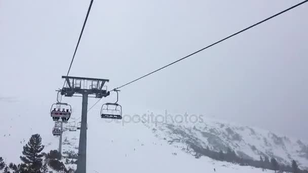1080高清超延时视频剪辑四人滑雪椅升降机上的薄雾山 — 图库视频影像