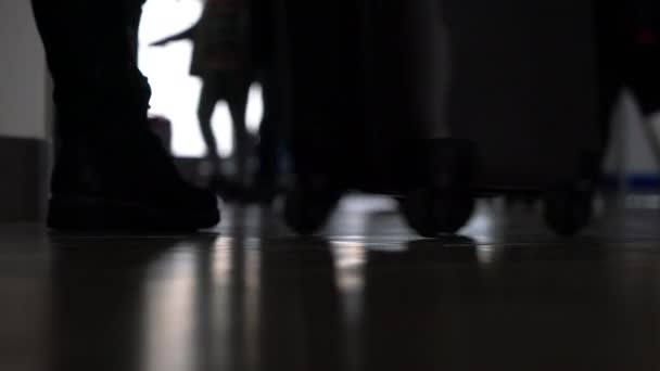 Maaiveld Videoclip Van Anonieme Mensen Lopen Een Luchthaven Terminal Met — Stockvideo
