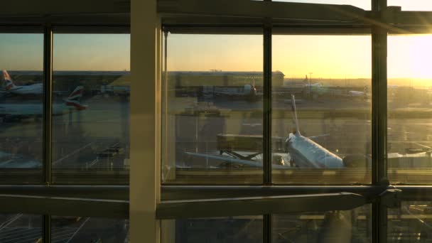 イギリスのヒースロー空港ターミナル ロンドン ヒースロー空港 ターミナル ロンドン イングランド 日の出では 滑走路エプロンのブリティッシュ エアウェイズ飛行機の 2018 — ストック動画