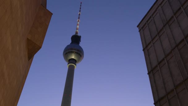 ベルリン ドイツ ヨーロッパ ベルリン ミッテ地区 アレクサンダー広場 夜のベルリンテレビ塔 — ストック動画