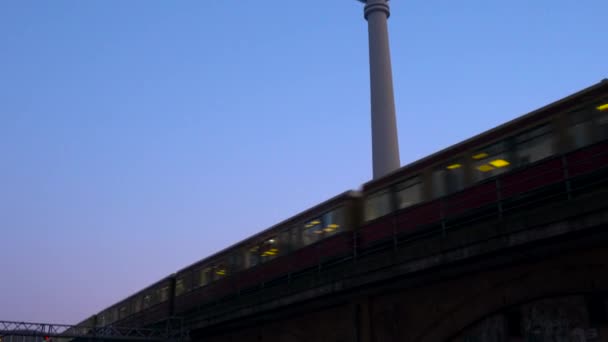 Bahn Vasútállomás Így Alexanderplatz Pályaudvartól Berlin Németország 2018 Február Bahn — Stock videók