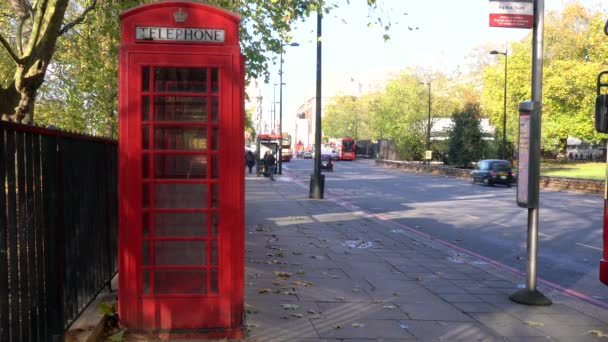 传统红色电话盒和伦敦公共汽车 公园车道 2017年11月12日 视频传统的红色电话亭 双层伦敦巴士 公园车道 海德公园 英格兰 — 图库视频影像