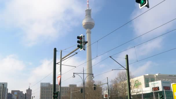 Berliner Fernsehturm Television Tower Trams Crossing Bundesstrasse Berlin Allemagne Février — Video