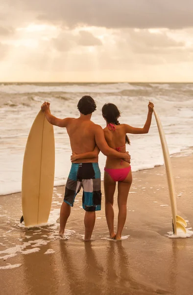 Asiático hombre mujer pareja tablas de surf en playa —  Fotos de Stock