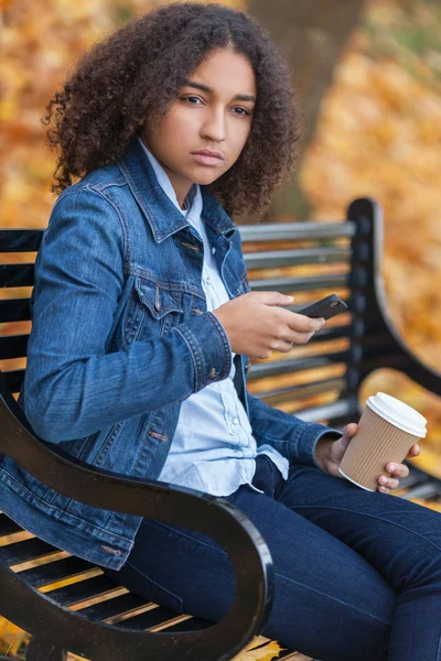 携帯電話を使用して悲しい落ち込んで混血アフリカ系アメリカ人ティーンエイ ジャー — ストック写真