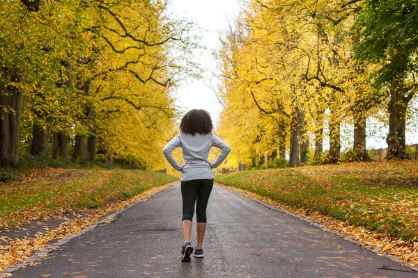 混的血非洲裔美国老妇青少年健身跑步 — 图库照片