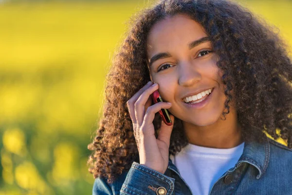 Mixte race afro-américaine fille adolescent parler sur téléphone portable — Photo