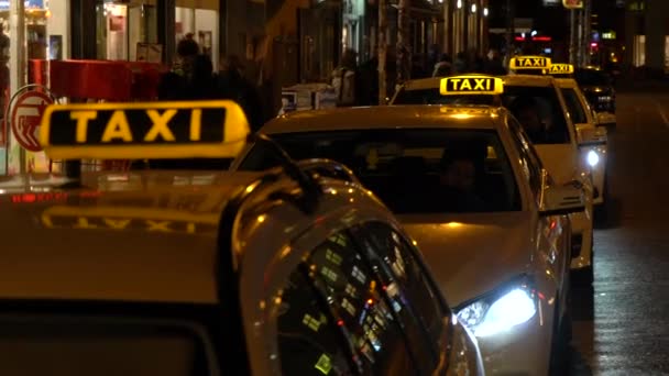 Taxis Pessoas Rosenthaler Strasse Berlim Alemanha Fevereiro 2018 Vídeo Noturno — Vídeo de Stock