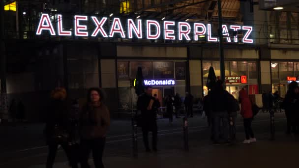 Ludzie Pasażerów Zewnątrz Tramwaj Pociąg Dworca Kolejowego Alexanderplatz Berlin Niemcy — Wideo stockowe