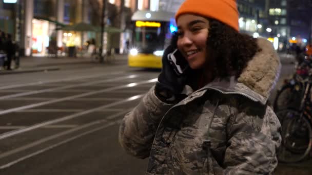 주황색 모자와 알렉산더 베를린 독일에 전화에 이야기 — 비디오