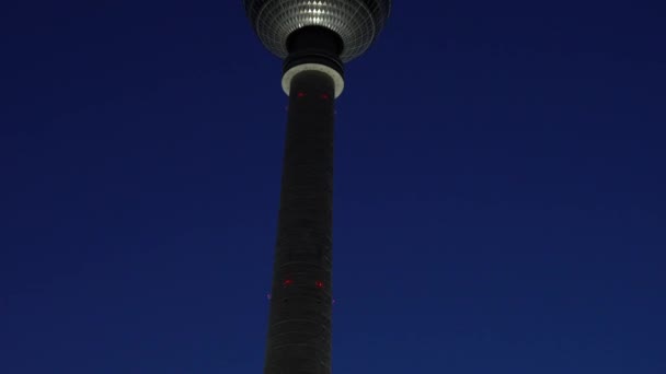 亚历山大广场火车站和柏林 Fernsehturm 电视塔 2018年2月13日 倾斜的夜时代的视频亚历山大广场火车站和柏林花色电视塔 — 图库视频影像