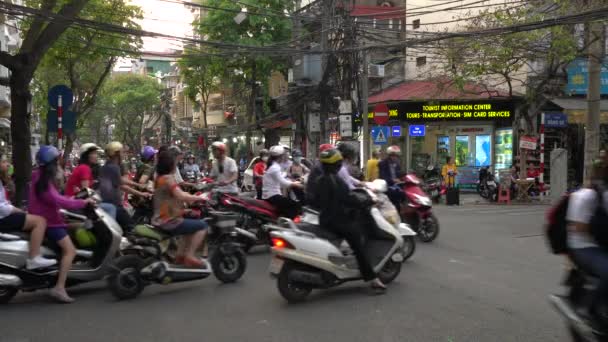 Skútry Lidé Ulice Destinace Hanoj Vietnam Dubna 2018 Skútry Auta — Stock video