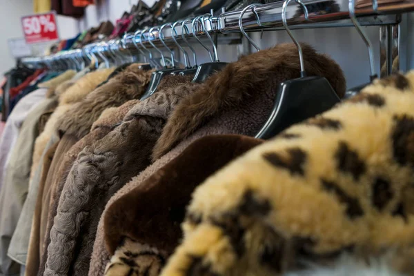 Spoor van tweedehands bontjassen te koop in een Thrift Store-winkel — Stockfoto