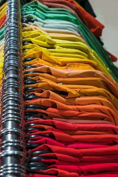 Koszule męskie męskie na wieszaki na szynie szafy szafa sklep — Zdjęcie stockowe