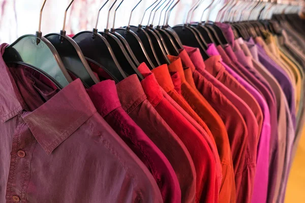 Camisas masculinas para hombre en perchas en un armario de la tienda Closet Rail — Foto de Stock