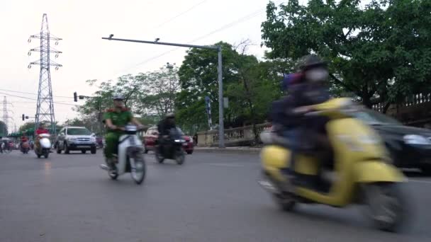 Escoores Pessoas Nas Fortes Hanoi Vietnão Abril 2018 Scooters Carros — Vídeo de Stock