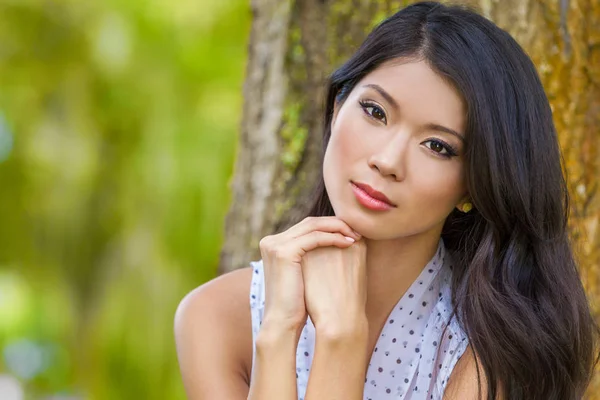 Beautiful Chinese Asian Young Woman Outside — стоковое фото
