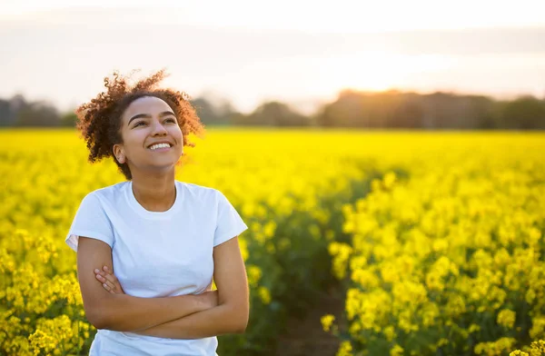 Misturado raça afro-americana menina adolescente sorrindo feliz em Yello — Fotografia de Stock