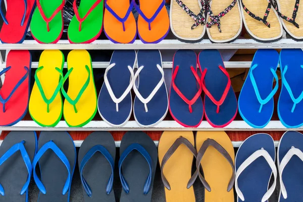 Kolorowe klapki sandały na wyświetlaczu na sprzedaż w sklepie — Zdjęcie stockowe