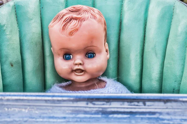 Vintage espeluznante muñeca sentado en un viejo bebé alta silla —  Fotos de Stock