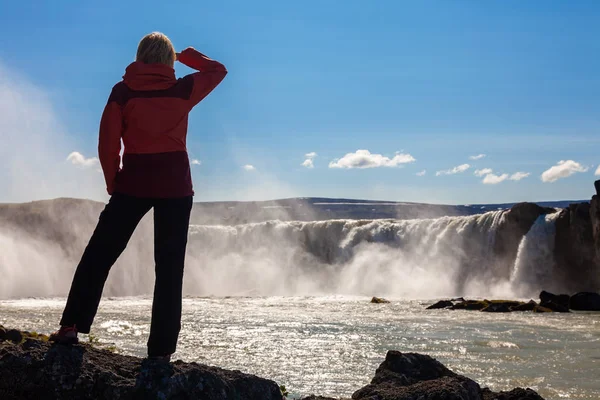 Wanderin blickt auf godafoss Wasserfall Island — Stockfoto