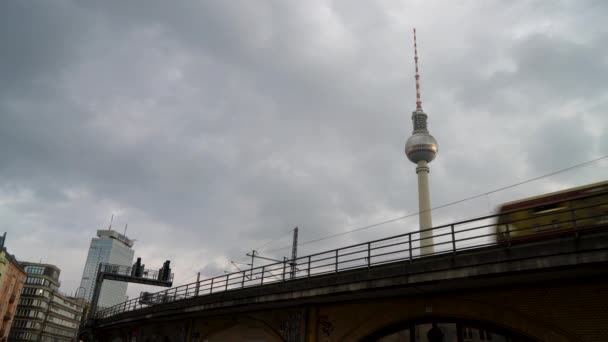 Bahn Treno Una Sección Elevada Vía Berlín Alemania Febrero 2019 — Vídeos de Stock