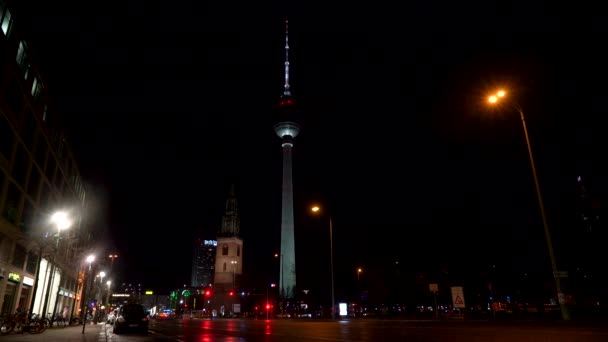 纵观Along Karl Liebknecht Strasse Nnight Berlin 德国柏林2019年2月19日 沿着Karl Liebknecht大街向柏林Fernsehturm电视塔的夜景 — 图库视频影像