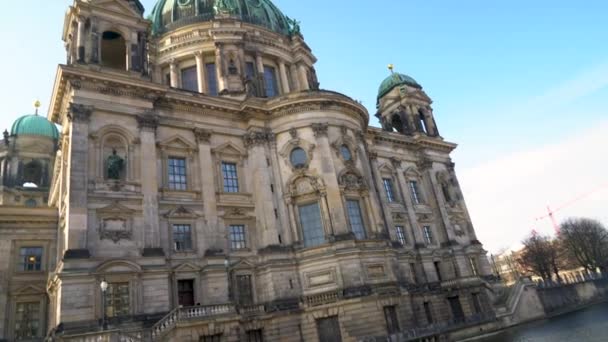 从博物馆岛上的柏林大教堂向德国柏林斯普雷河倾斜 — 图库视频影像