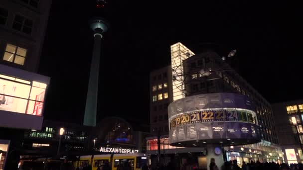 Reloj Mundial Tranvía Personas Alexanderplatz Berlín Alemania Febrero 2019 Vídeo — Vídeos de Stock