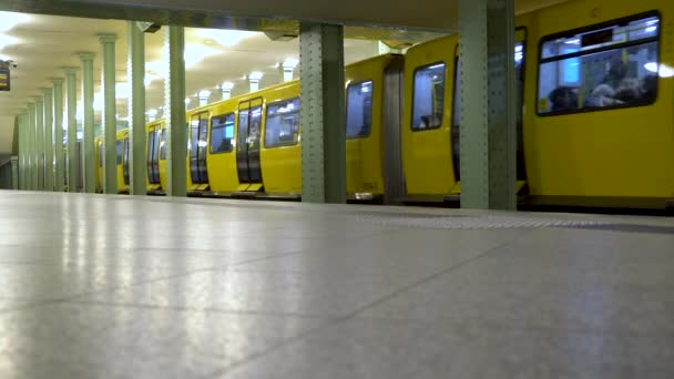 Tins Leving Alexanderplatz Undergrostation Fellin Germany February 2019 Trains Passengers — стоковое видео