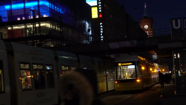 Trames Personas Alexanderplatz Berlín Alemania Febrero 2018 Vídeo Panorámico Nocturno — Vídeos de Stock