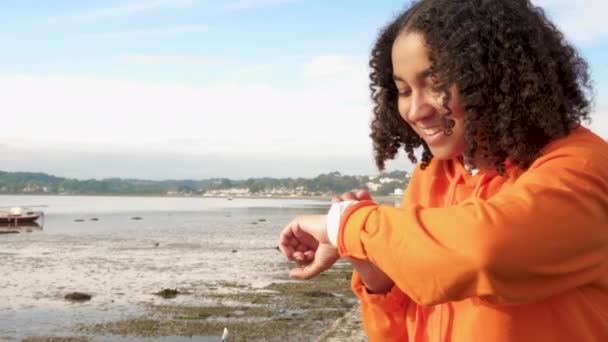 Vakker Blandet Rase Afroamerikansk Tenåringsjente Ung Kvinne Med Oransje Hettegenser – stockvideo
