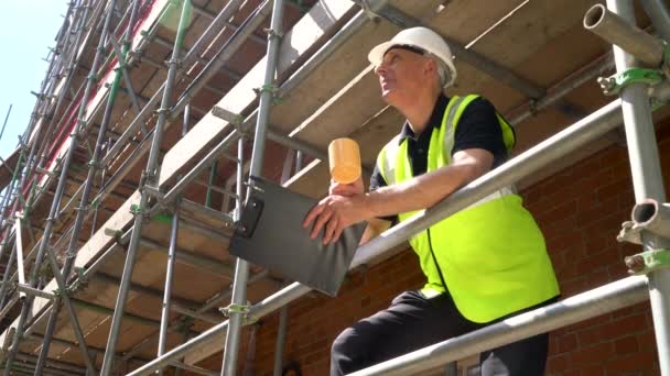 Homem Construtor Capataz Topógrafo Trabalhador Arquiteto Que Trabalha Canteiro Obras — Vídeo de Stock