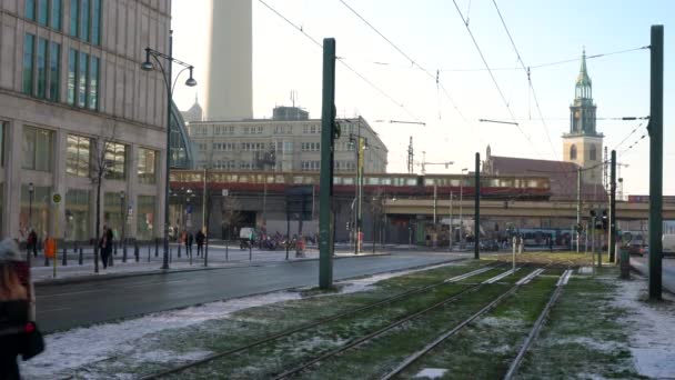 Bahn Trein Vertrekkend Vanaf Alexanderplatz Treinstation Berlijn Duitsland Februari 2018 — Stockvideo